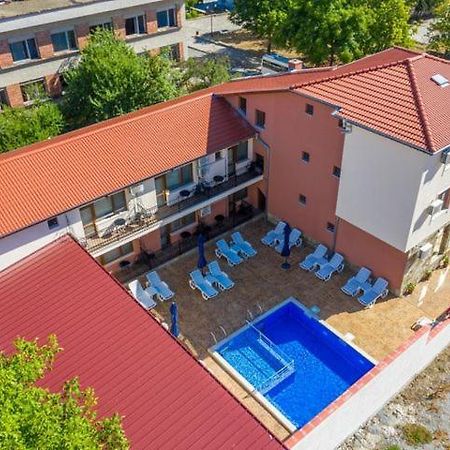 Family Hotel Preslav Buitenkant foto