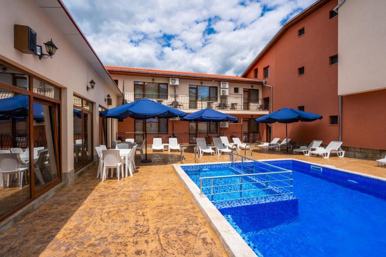 Family Hotel Preslav Buitenkant foto
