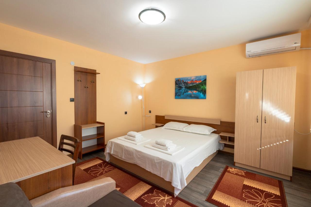 Family Hotel Preslav Buitenkant foto