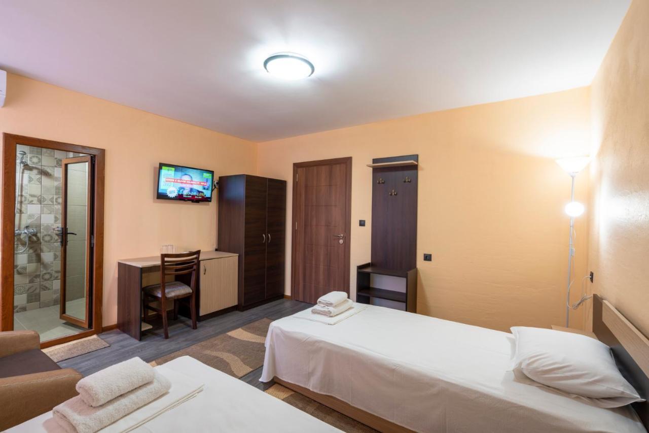 Family Hotel Preslav Buitenkant foto