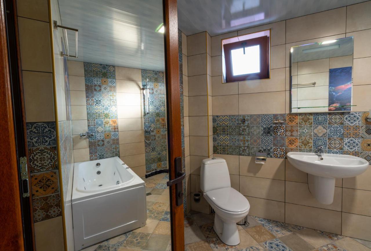 Family Hotel Preslav Buitenkant foto