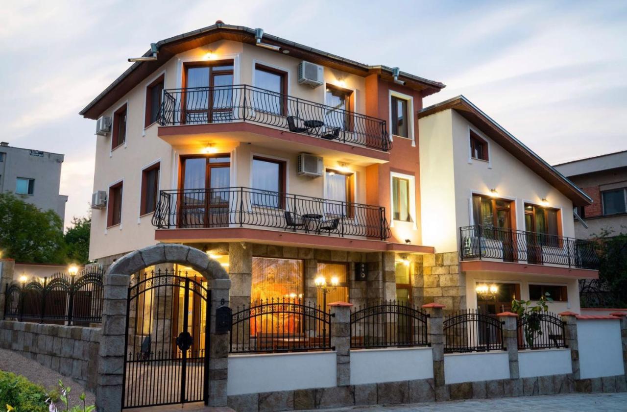 Family Hotel Preslav Buitenkant foto