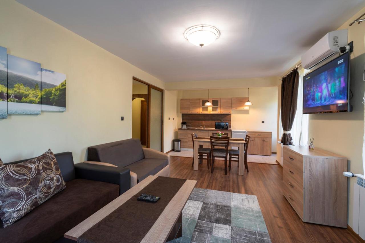 Family Hotel Preslav Buitenkant foto
