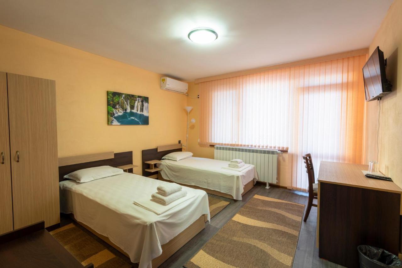 Family Hotel Preslav Buitenkant foto